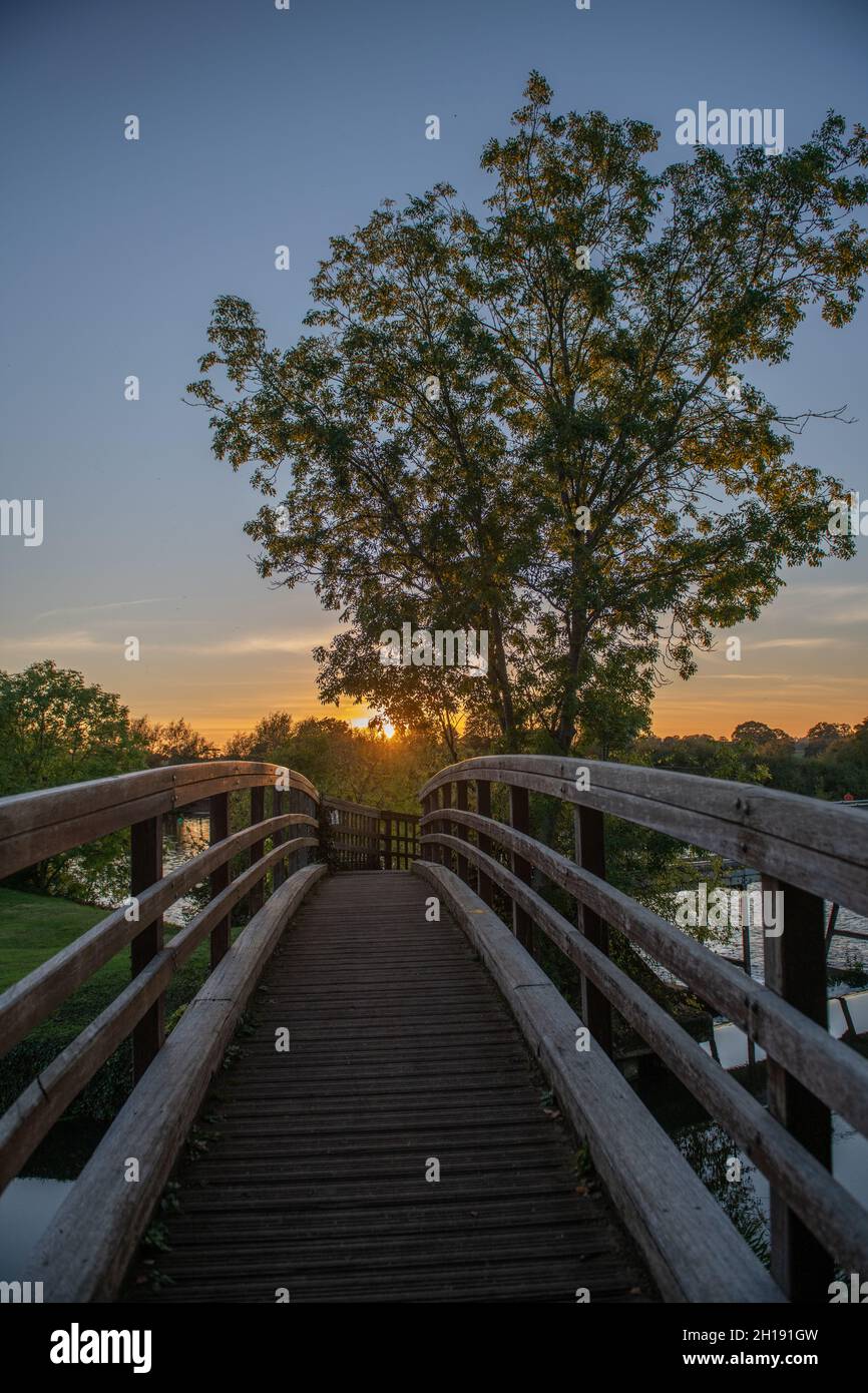 Ponte a Benson Lock al tramonto Foto Stock