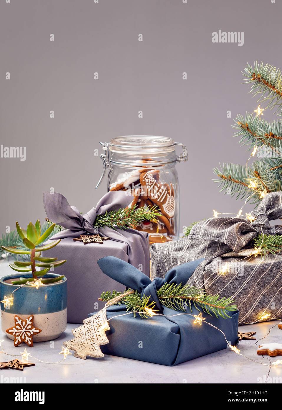 Concetto di vacanza ecologico. Furoshiki in tela avvolta regali per Natale Zero Waste. Foto Stock