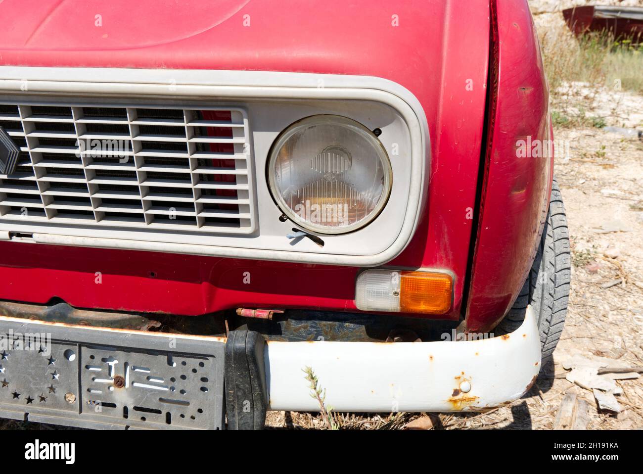 Croazia, agosto 13 2021. Vecchia auto rossa arrugginita classica Renault fourTrogir, Foto Stock