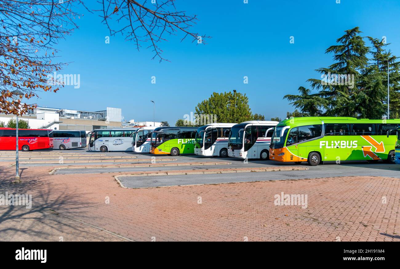 Alba, Cuneo, Piemonte, Italia - 12 ottobre 2021: Stazione degli autobus  della fabbrica dolciaria Ferrero con diversi autobus per il trasporto di  lavoratori Foto stock - Alamy