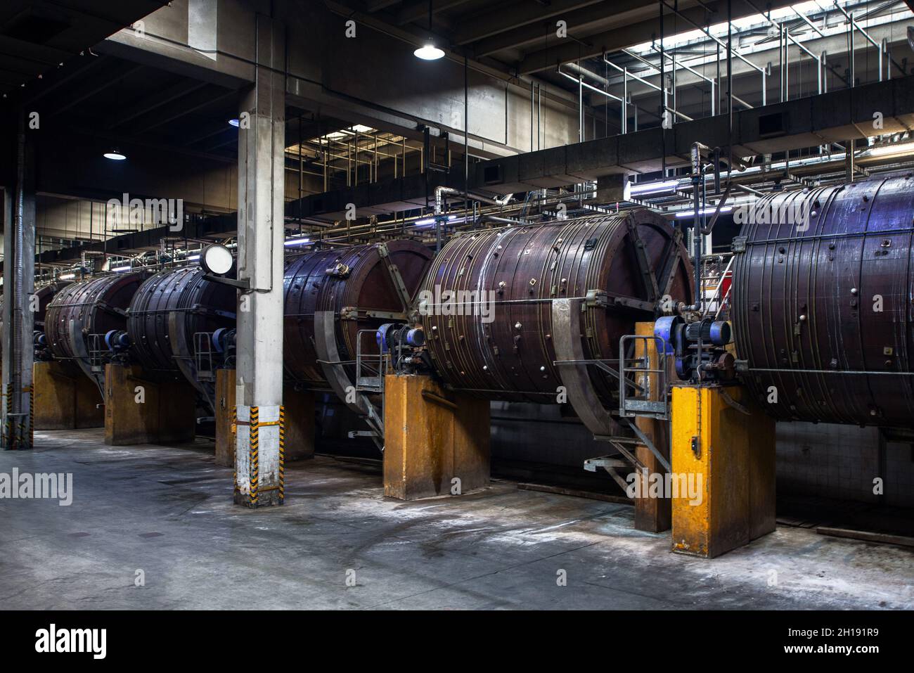 Officina di cuoio. Grandi barili in legno per la concia di cuoio bovino Foto Stock