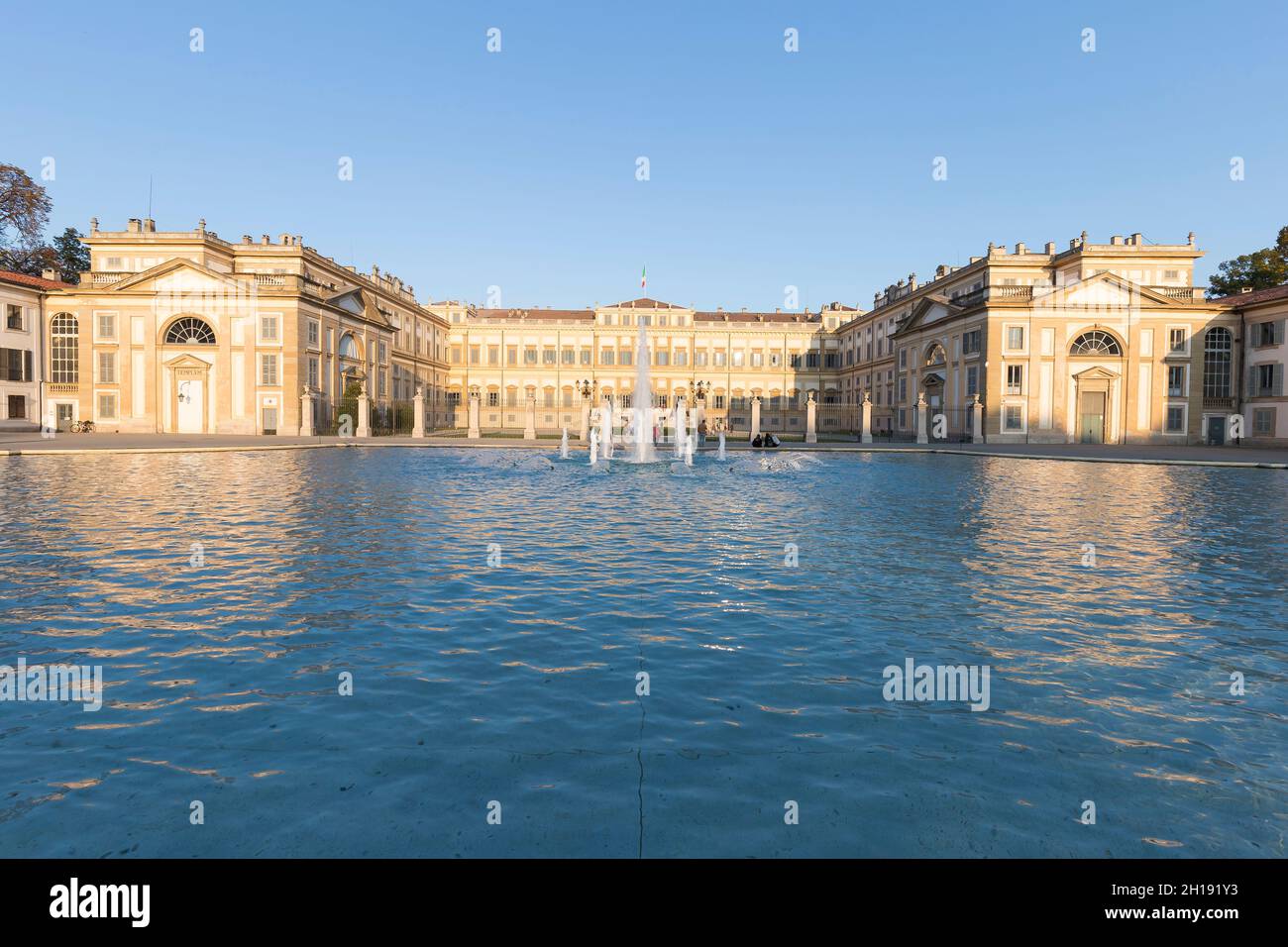 Monza, Italia - 16 ottobre 2021: Vista frontale del palazzo Reggia di Monza al tramonto. Foto Stock