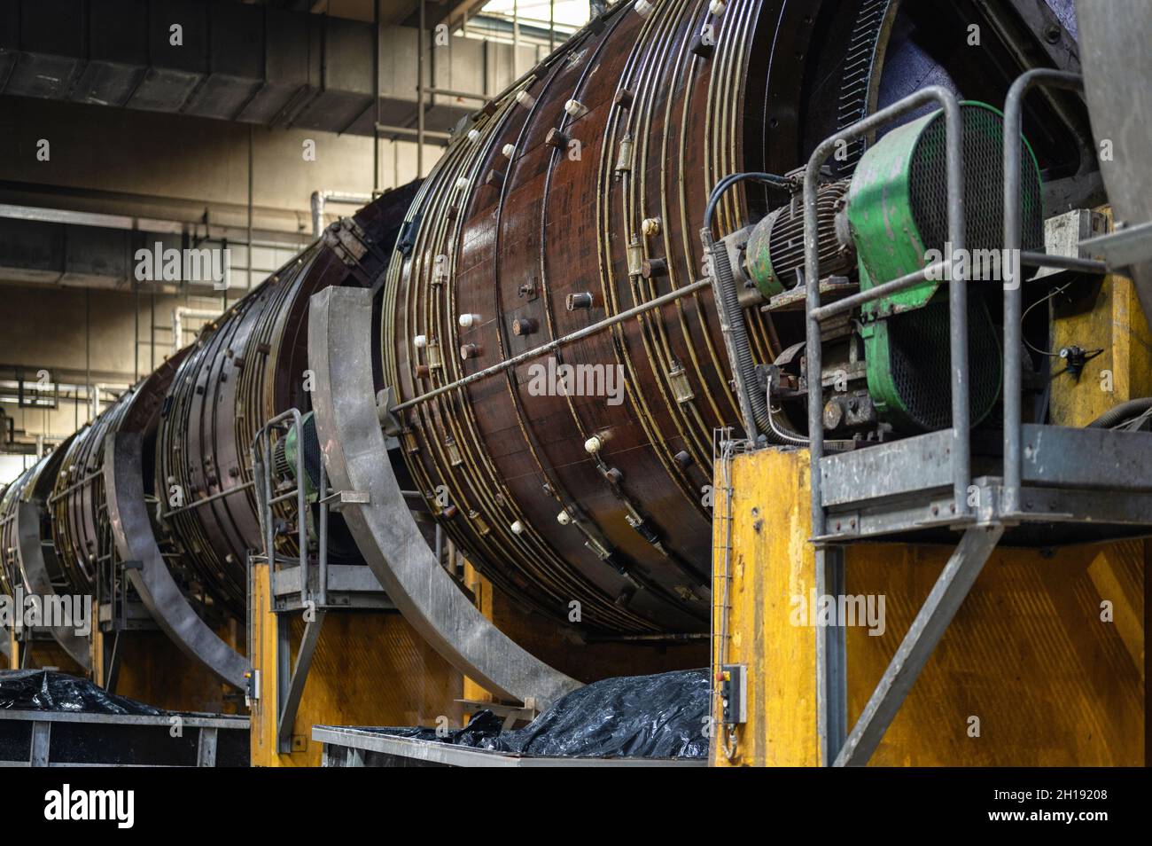 Grandi botti di legno per la concia della pelle bovina Foto Stock