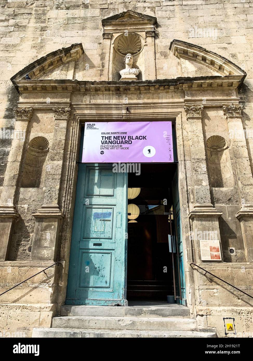 'La nuova Vanguard Nera', Eglise Sainte-Anne, Rencontres de la Photographie 2021, Arles, Bouches du Rhône, Francia meridionale Foto Stock