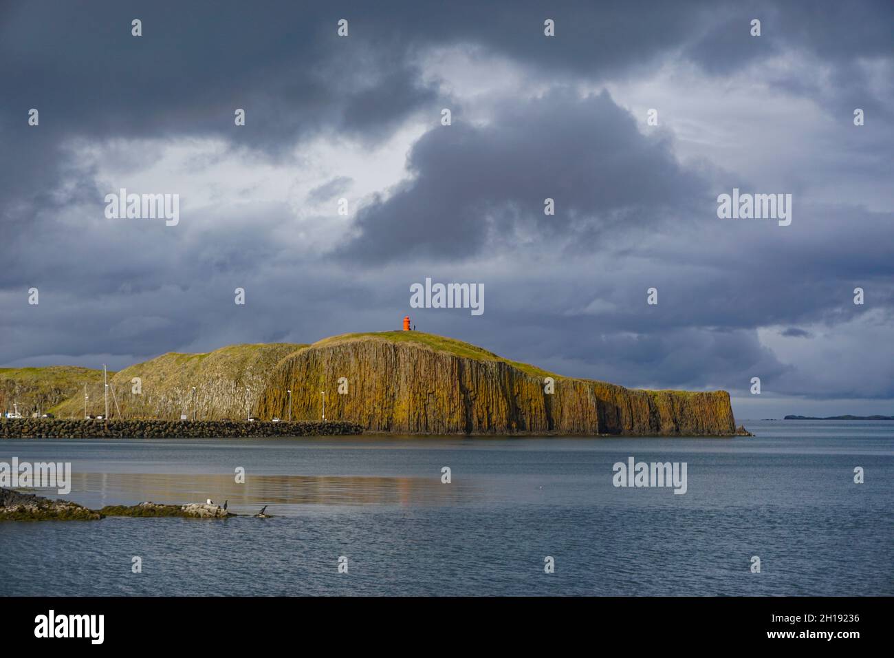 Stykkisholmur, Islanda: Vista dell'isola di Sugandisey e del suo faro, dalle acque di Breidafjordur. Foto Stock