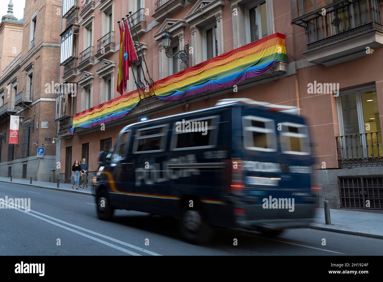 Un furgone di polizia Nazionale supera l'edificio municipale di Junta Distrito Centro nel Distretto Centro di Madrid, Spagna. Foto Stock