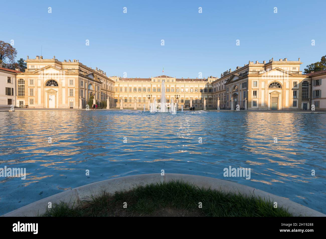 Monza, Italia - 16 ottobre 2021: Vista frontale del palazzo Reggia di Monza al tramonto. Foto Stock