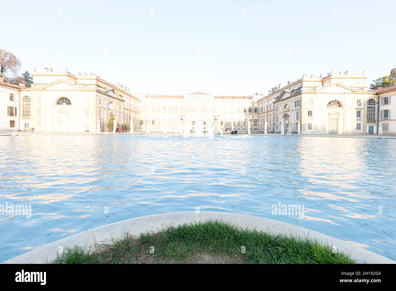 Monza, Italia - 16 ottobre 2021: Vista frontale del palazzo Reggia di Monza al tramonto. Foto Stock