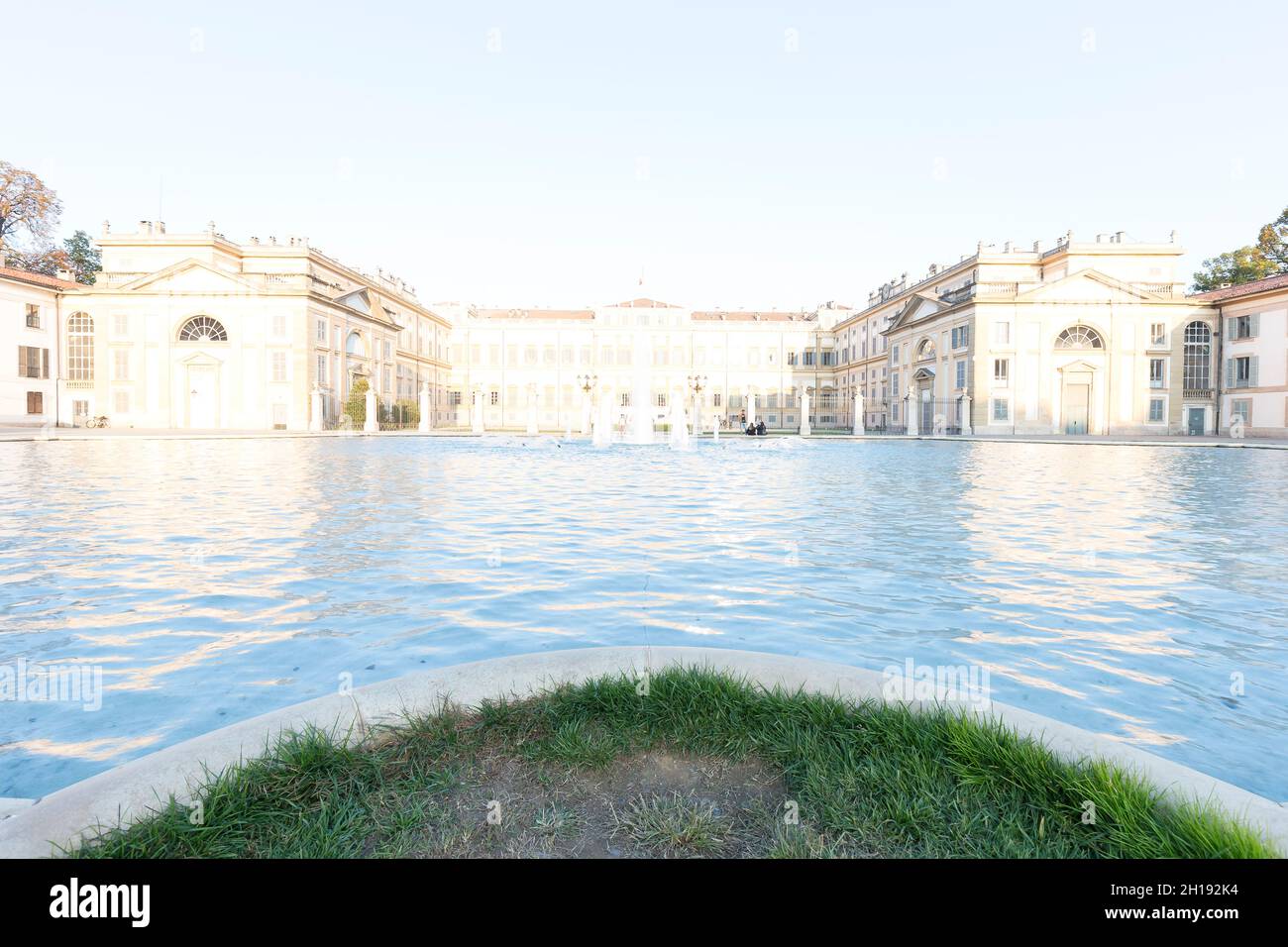 Monza, Italia - 16 ottobre 2021: Vista frontale del palazzo Reggia di Monza al tramonto. Foto Stock