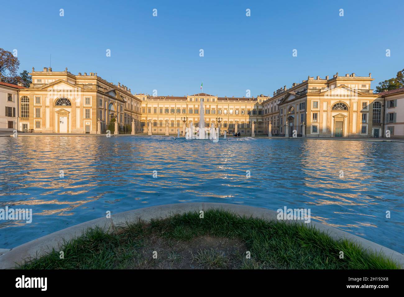 Monza, Italia - 16 ottobre 2021: Vista frontale del palazzo Reggia di Monza al tramonto. Foto Stock