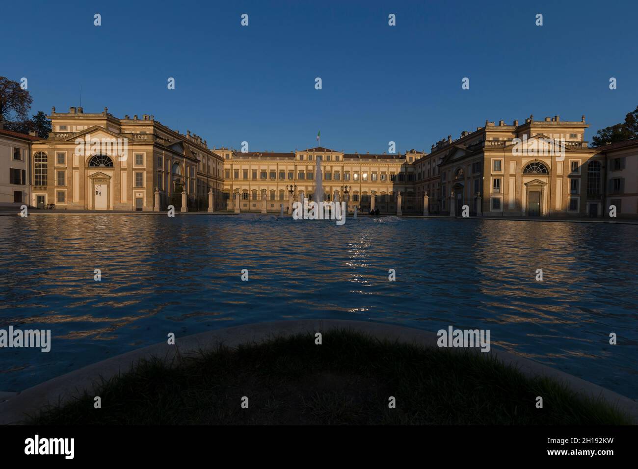 Monza, Italia - 16 ottobre 2021: Vista frontale del palazzo Reggia di Monza al tramonto. Foto Stock