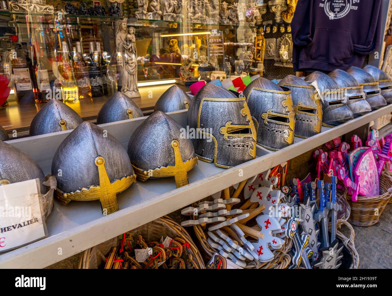 Carcassonne, Francia - 02.07.2021: Caschi medievali, spade in legno Toy in  vendita in un negozio di giocattoli. Negozio di souvenir turistici nella  città fortificata di Carcas Foto stock - Alamy