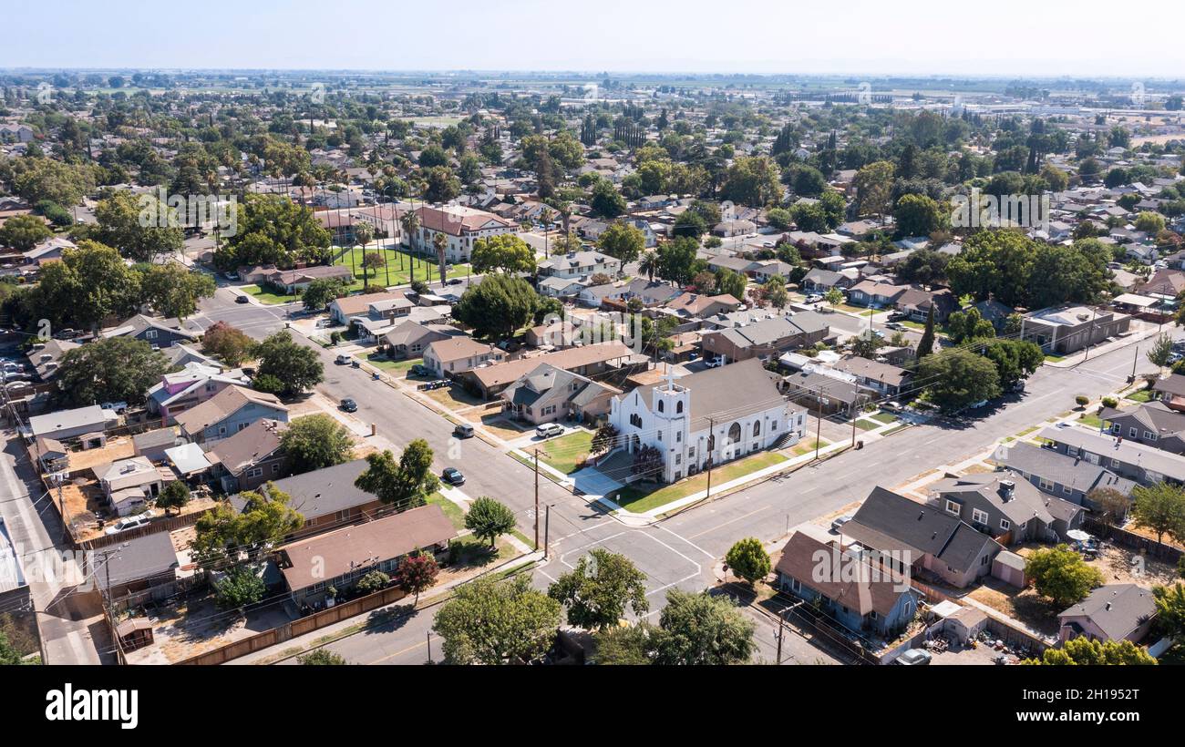 Vista aerea diurna del cuore urbano del centro di Turlock, California, USA. Foto Stock