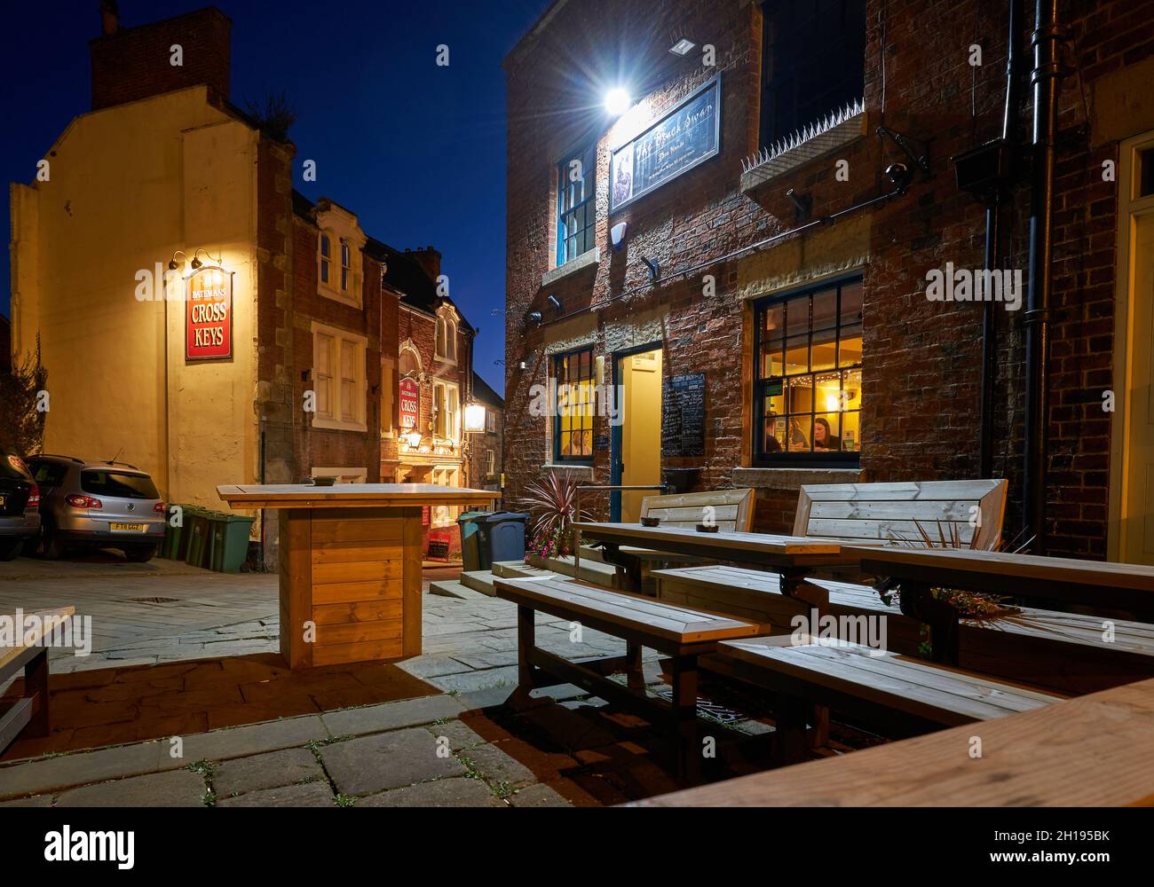 L'esterno del pub di notte a Belper, Derbyshire, Regno Unito Foto Stock