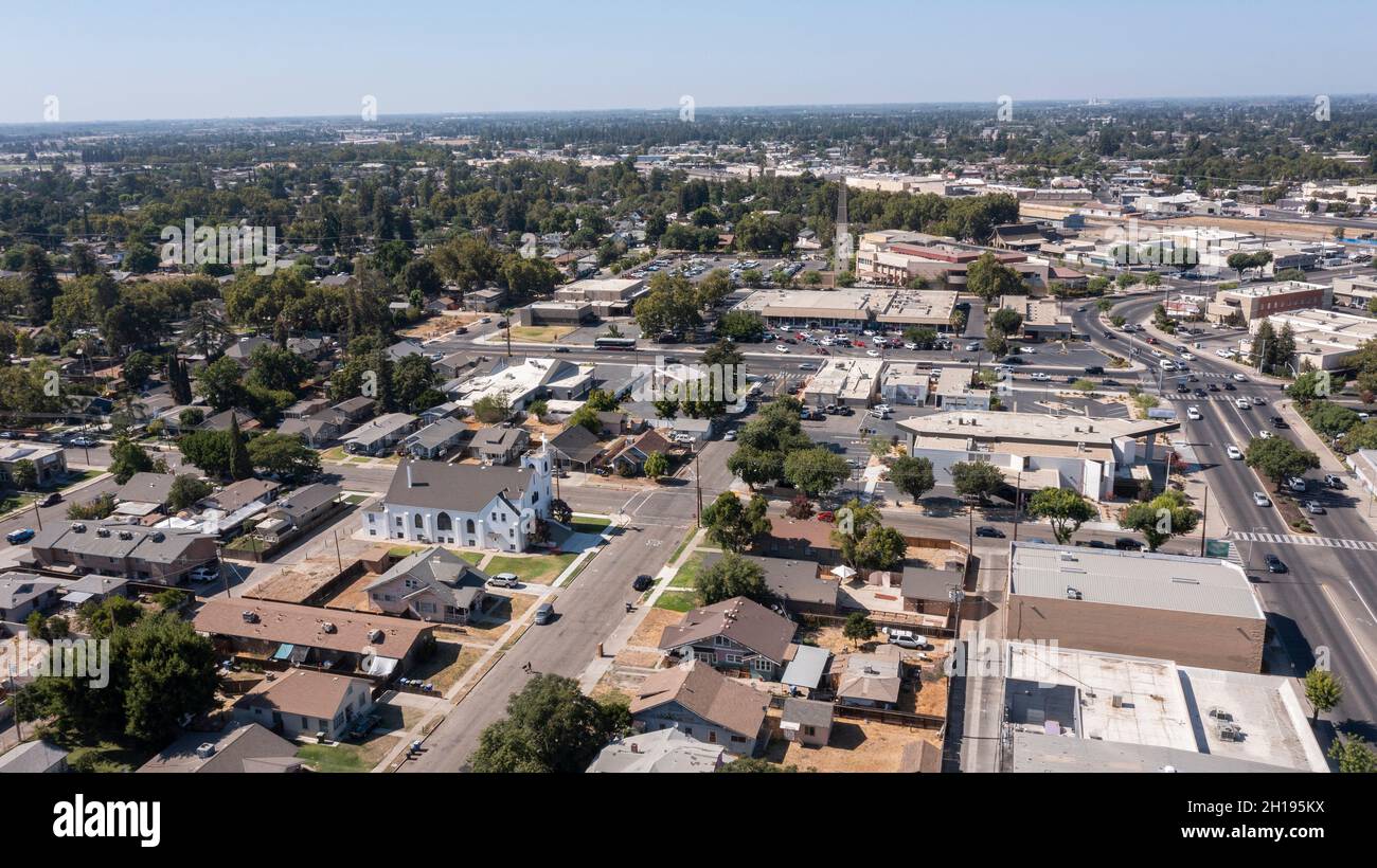 Vista aerea diurna del cuore urbano del centro di Turlock, California, USA. Foto Stock