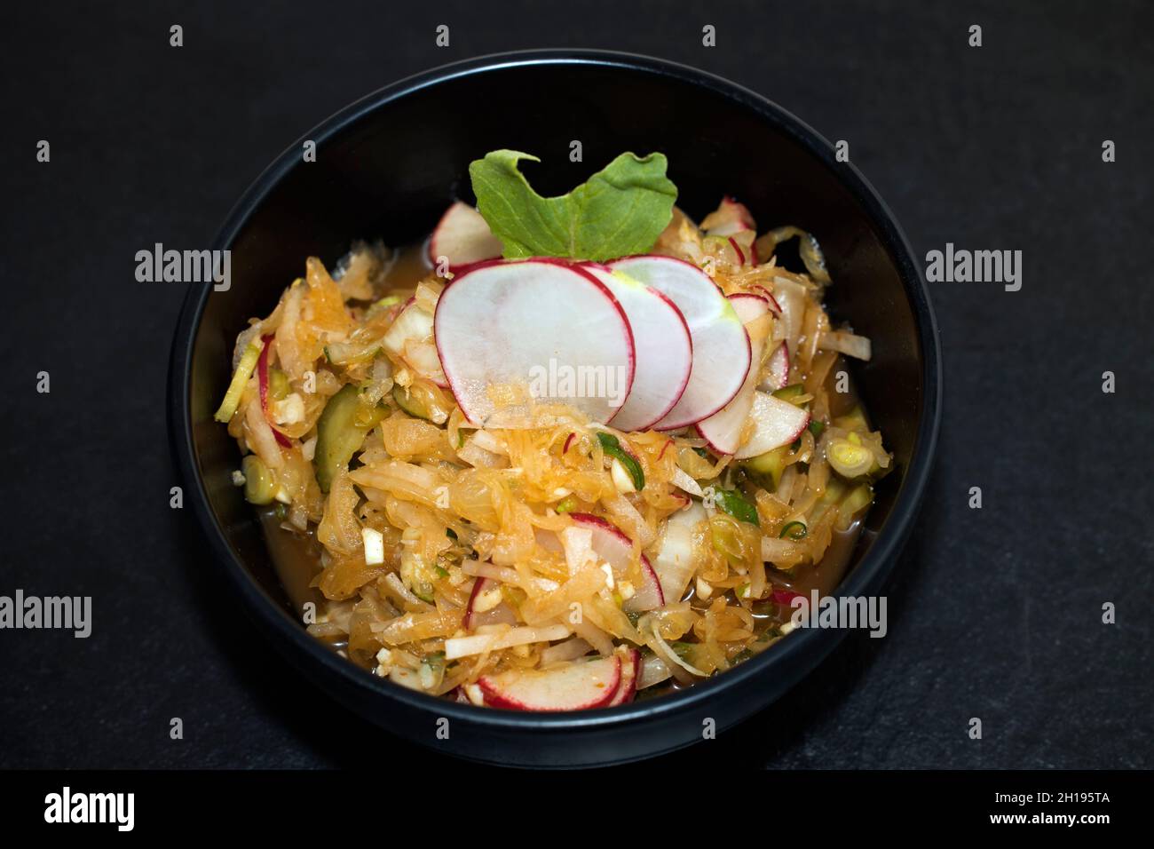 Tradizionale Kimchi, un alimento di base in cucina coreana Foto Stock
