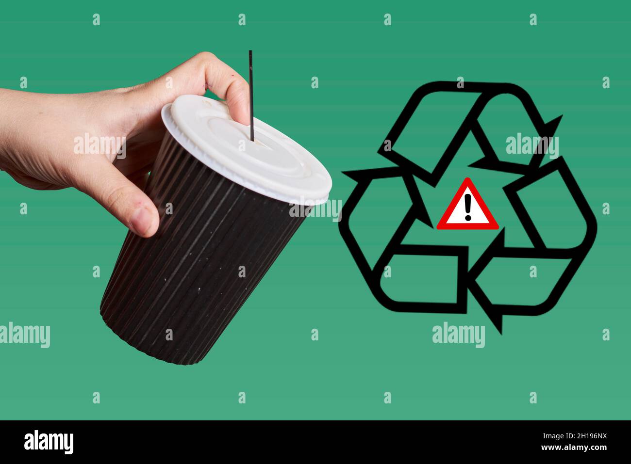 Riciclaggio di articoli monouso in plastica. Una persona tiene la tazza di caffè "sing-use" sopra il simbolo di riciclaggio. Concetto di smistamento, riciclaggio dei rifiuti Foto Stock