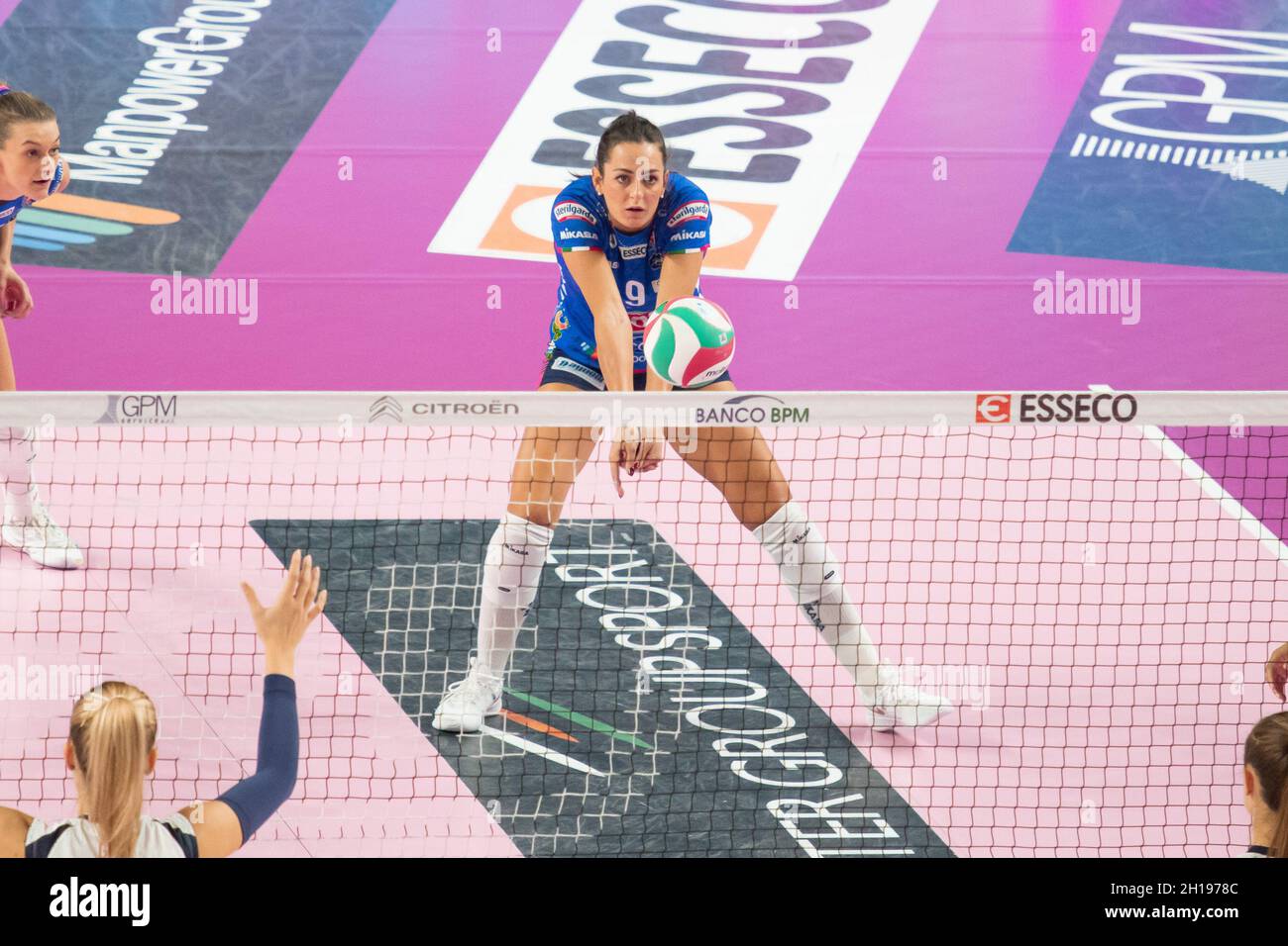 Pala Igor Gorgonzola, Novara, Italia, 17 ottobre 2021, Accoglienza palla di Caterina Bosetti (Igor Gorgonzola Novara) durante Igor Gorgonzola Novara vs VBC ePiu Casalmaggiore - Pallavolo Serie Italiana A1 Donne Match Credit: Live Media Publishing Group/Alamy Live News Foto Stock