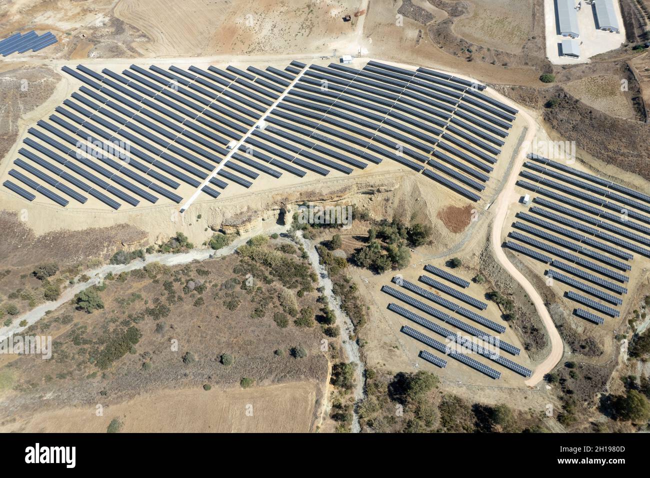 Vista aerea del drone del pannello solare fotovoltaico fattoria. Energia rinnovabile alternativa. Risorse sostenibili. Foto Stock