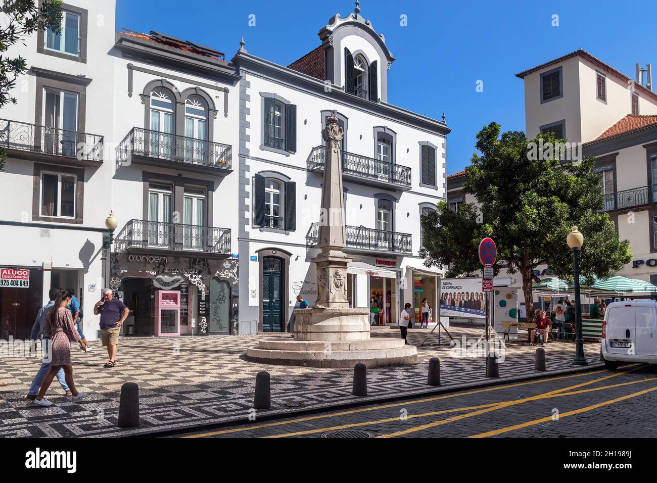 FUNCHAL, PORTOGALLO - 20 AGOSTO 2021: Si tratta di una piccola piazza con una vecchia fontana nel centro storico della città. Foto Stock