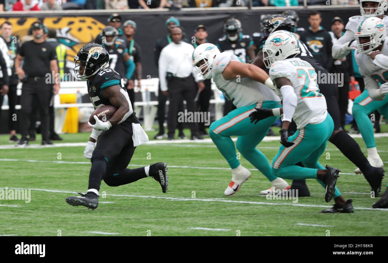 Londra, Regno Unito. 17 ottobre 2021. I Jacksonville Jaguars in esecuzione James Robinson corre con il calcio durante la loro partita contro i Miami Dolphins al White Hart Lane di Londra domenica 17 ottobre 2021. Jaguar ha vinto la partita 23-20. Foto di Hugo Philpott/UPI Credit: UPI/Alamy Live News Foto Stock