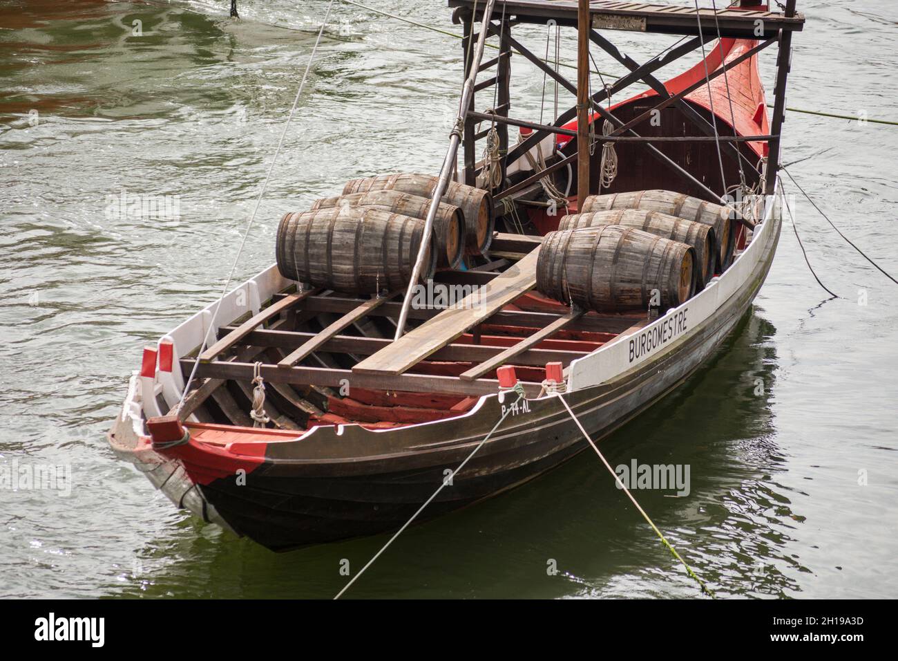 Vecchie barche da vino Porto con barili sul ponte del fiume Douro, Porto, Portogallo. Foto Stock