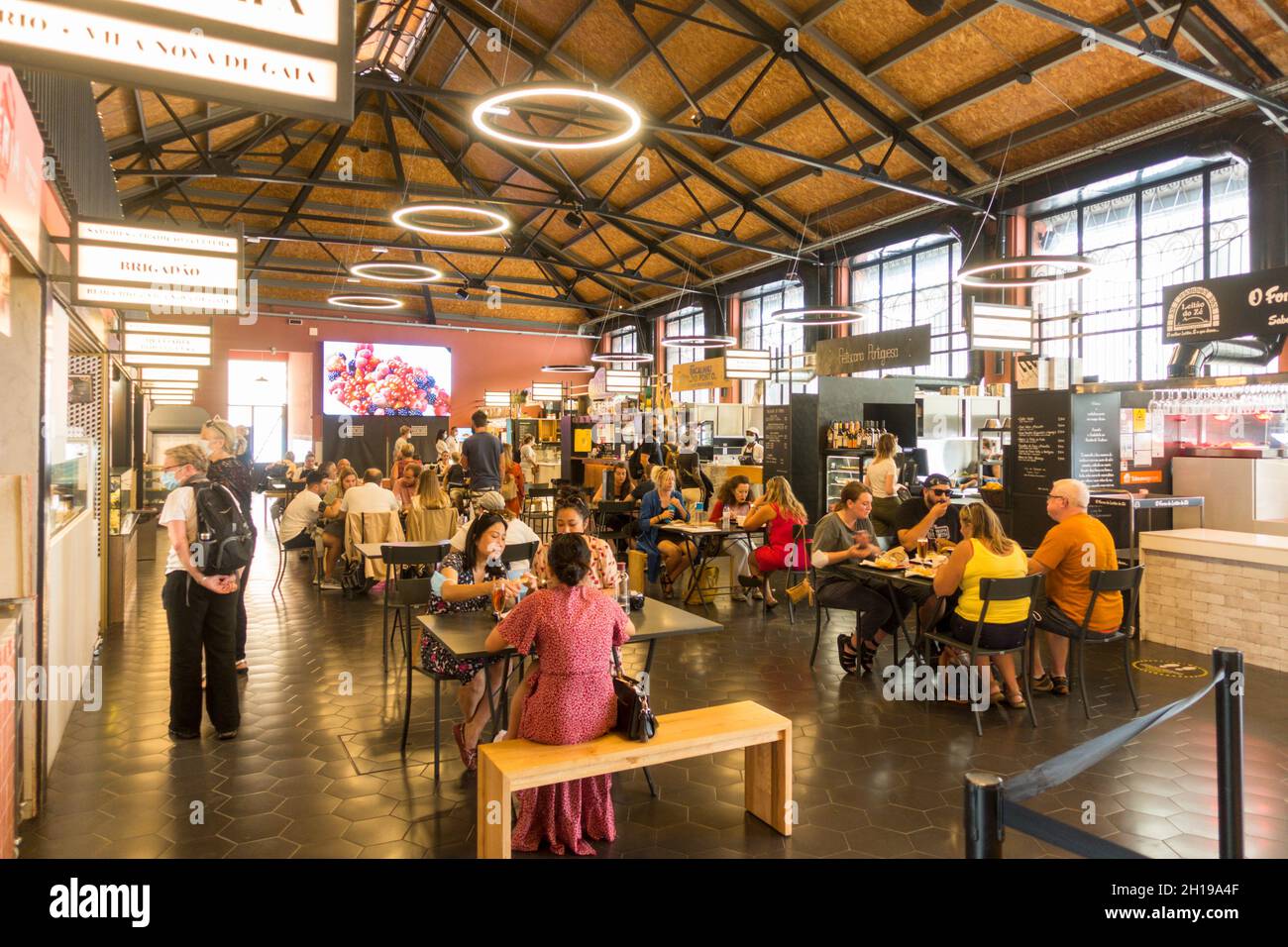 All'interno della corte alimentare di Beira, a pranzo, Vila Nova de Gaia, Porto, Portogallo. Foto Stock