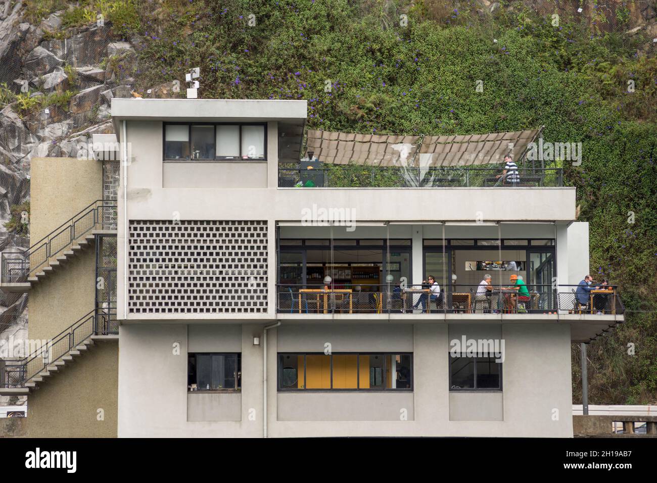 Ristorante moderno lungo il fiume Douro Porto, Portogallo. Foto Stock