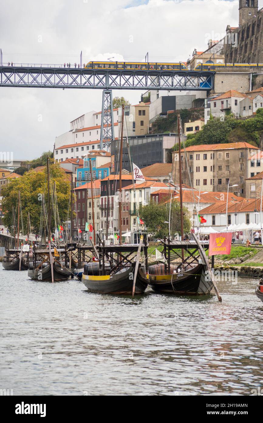 Vintage porto vintage barche allineate sul fiume Douro, Vila nova de Gaia, Porto, Portogallo Foto Stock
