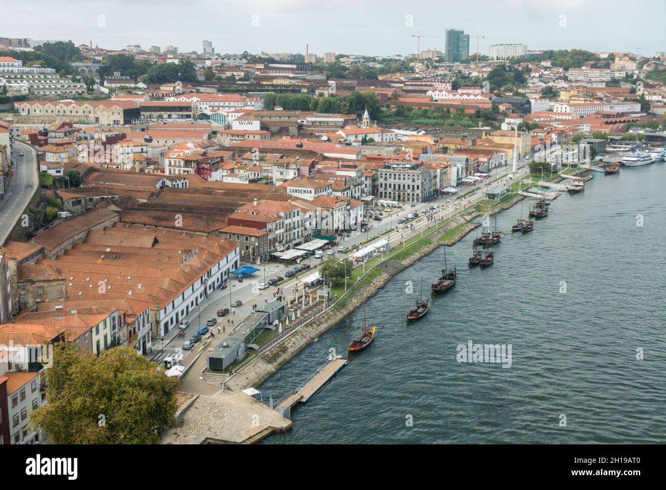 Vintage porto vintage barche allineate sul fiume Douro, Vila nova de Gaia, Porto, Portogallo Foto Stock