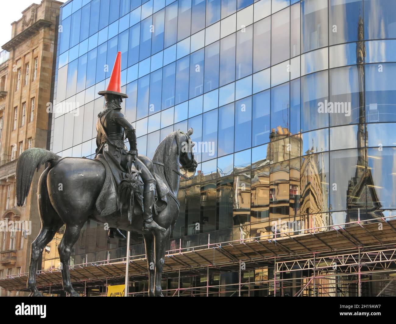 La statua equestre del Duca di Wellington nella Royal Exchange Square di Glasgow ha ora lo status di culto per essere adornato con un cono di traffico sulla sua testa. Foto Stock