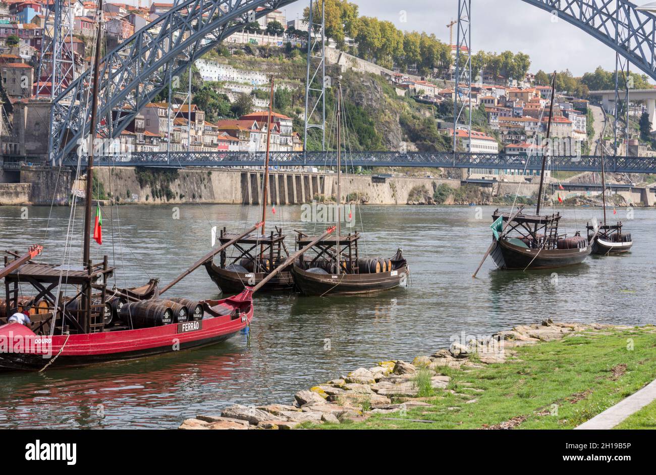 Barca vino Porto Vecchio con barili sul ponte. Porto, Portogallo. Foto Stock