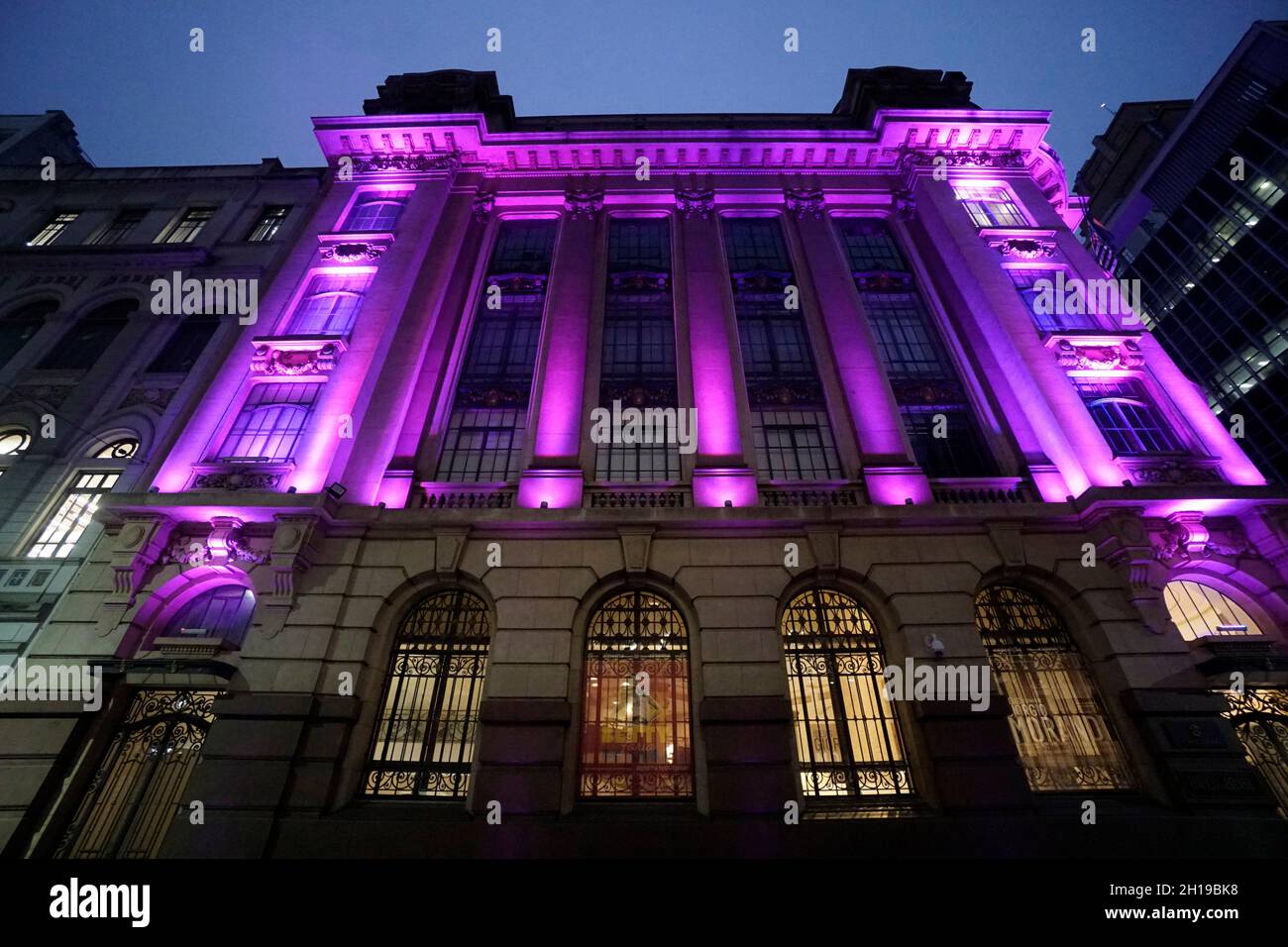 16 ottobre 2021: Edificio illuminato in rosa in occasione del mese di sensibilizzazione sul cancro al seno a SÃ£o Paulo il 16 ottobre 2021. (Credit Image: © Cris FAGA/ZUMA Press Wire) Foto Stock