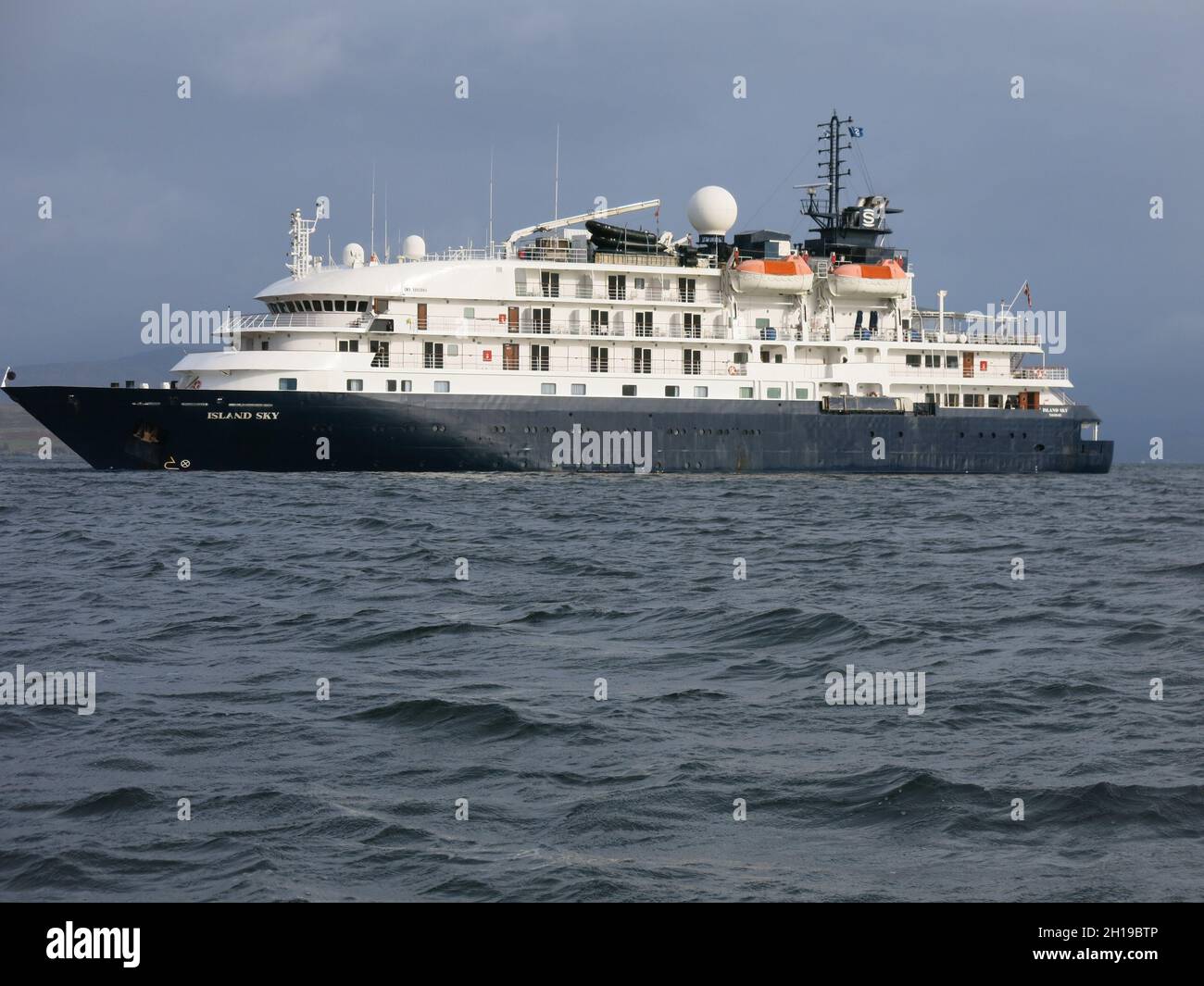 Crociera delle Western Isles di Scozia: La nave da crociera il MS Island Sky  ormeggiato in mare al largo dell'isola di Skye nelle Ebridi interne Foto  stock - Alamy