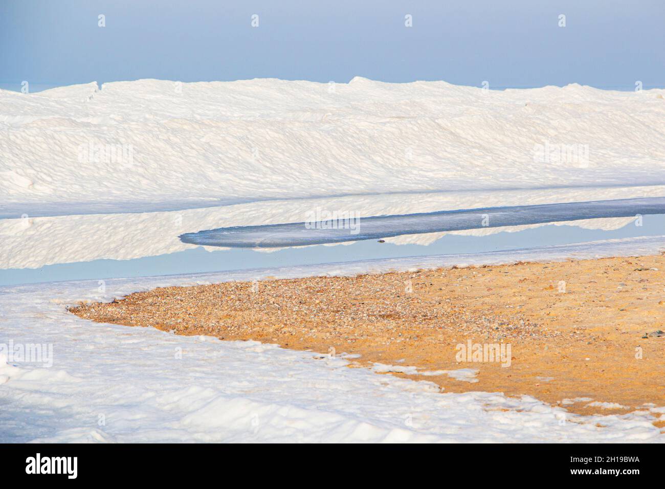 Primo piano di un grande pezzo di ghiaccio in acqua blu. Riscaldamento globale, ghiacciai in fusione Foto Stock