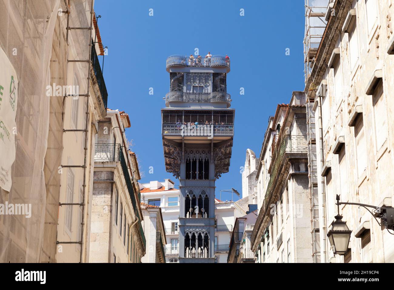 Lisbona, Portogallo - 12 agosto 2017: I turisti sono ai massimi livelli dell'Elevador de Santa Justa Foto Stock