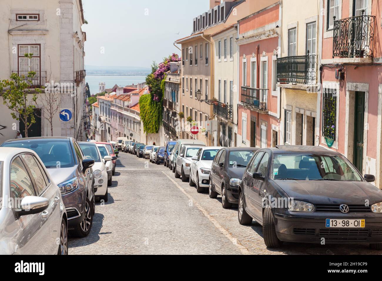 Lisbona, Portogallo - 12 agosto 2017: Strada stretta di Lisbona con auto parcheggiate Foto Stock