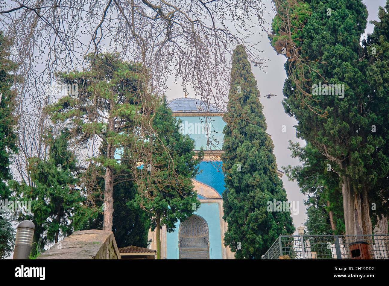 Tomba verde (Yesil Turbe) con ceramica iznik (cini) o piastrelle coperto tomba muro. Porta della tomba dietro gli alberi e le scale stabilite dalla fase iniziale Foto Stock