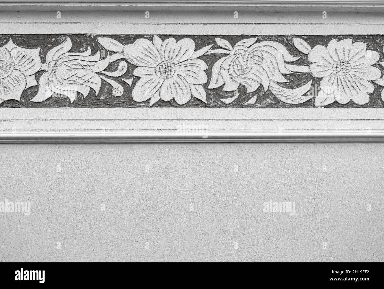 Sfondo con decorazioni floreali in bianco e nero sulla facciata di Samnaun, Svizzera Foto Stock