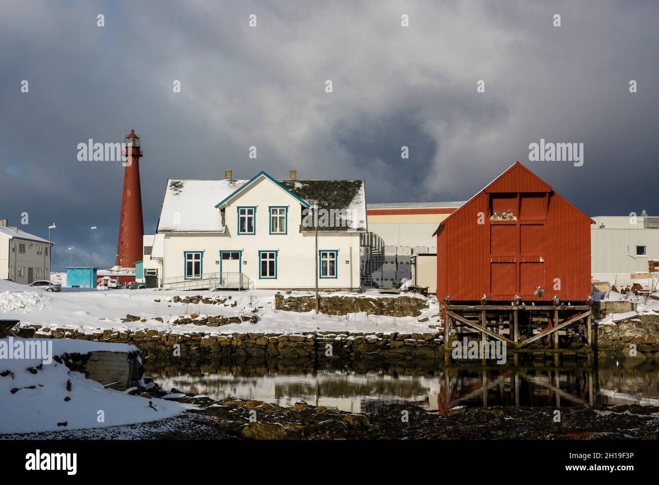 Una vista panoramica delle case e del faro di Andenes. Andenes, Isole Vesteralen, Nordland, Norvegia. Foto Stock