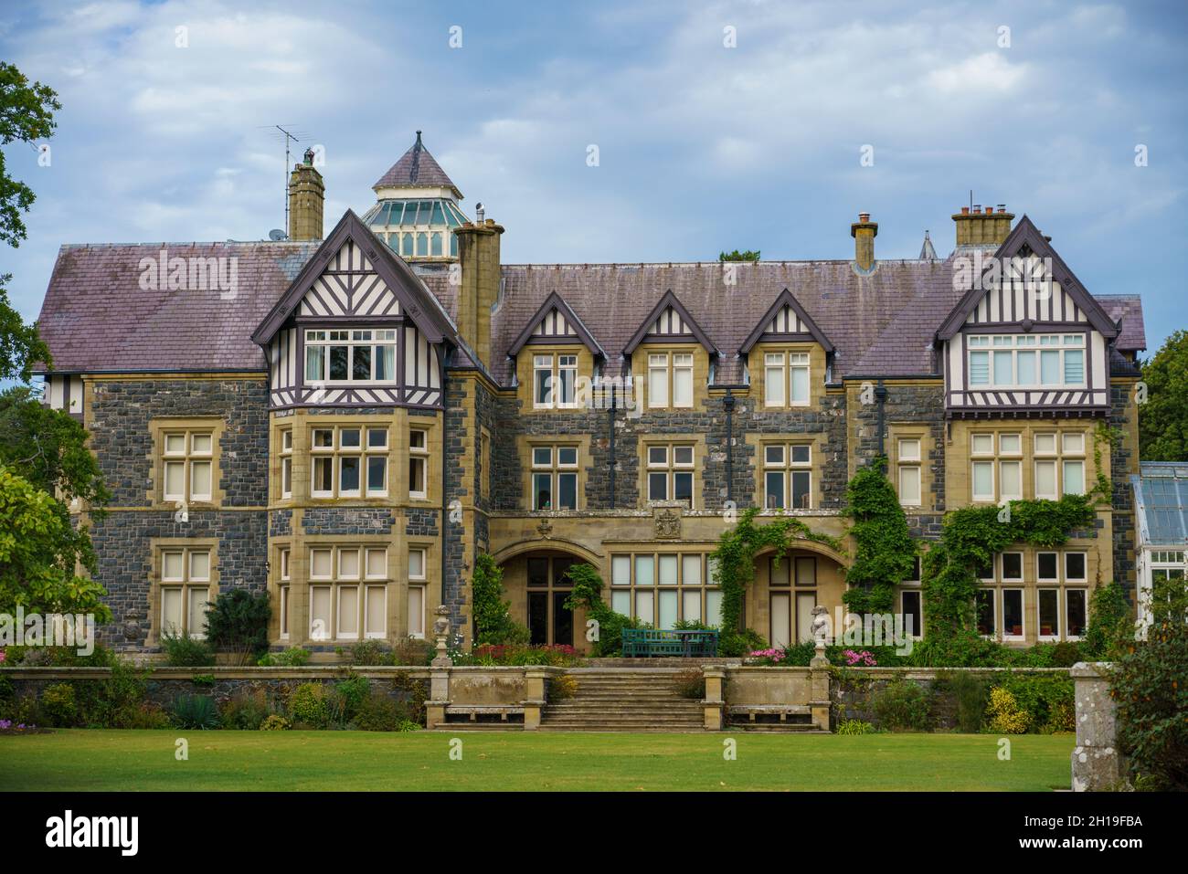 19 ° secolo Bodnant Hall della famiglia Aberconway, giardini affidati al National Trust, tal-y-Cafn, Conwy, Galles Foto Stock