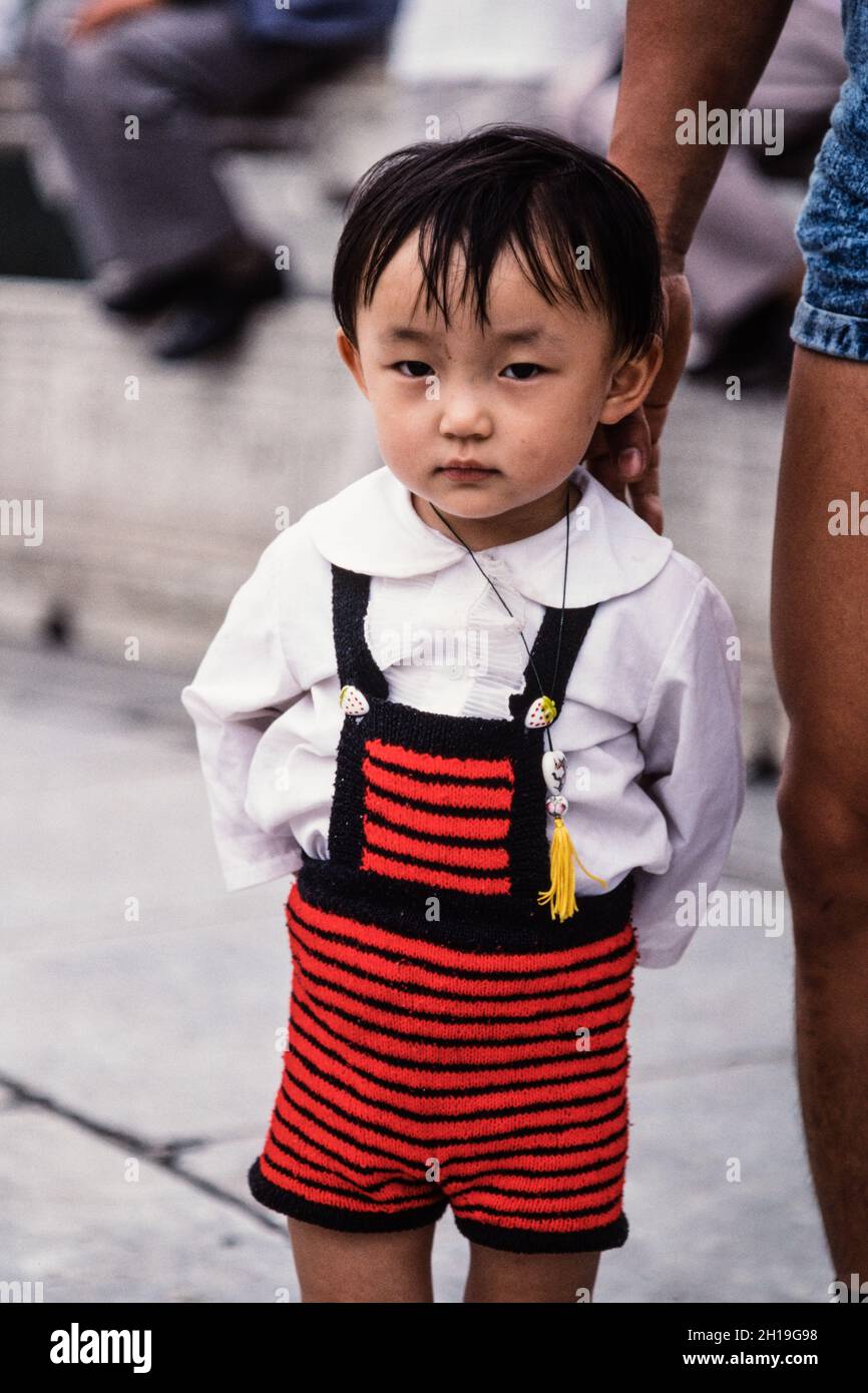 Un ragazzino cinese per strada a Pechino, in Cina. Foto Stock