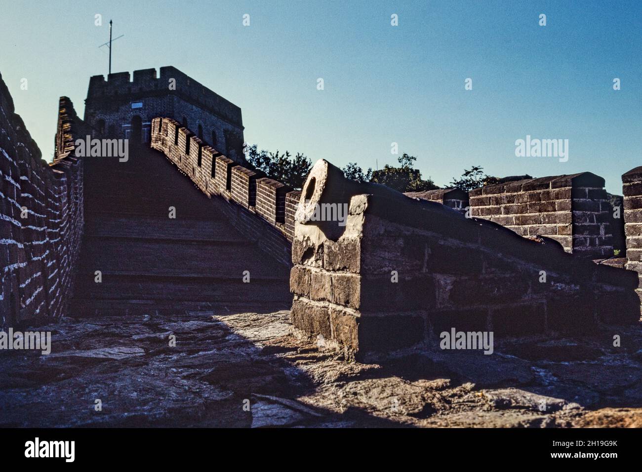 Un antico cannone di bronzo sulla Grande Muraglia a Mutianyu, Cina. Foto Stock