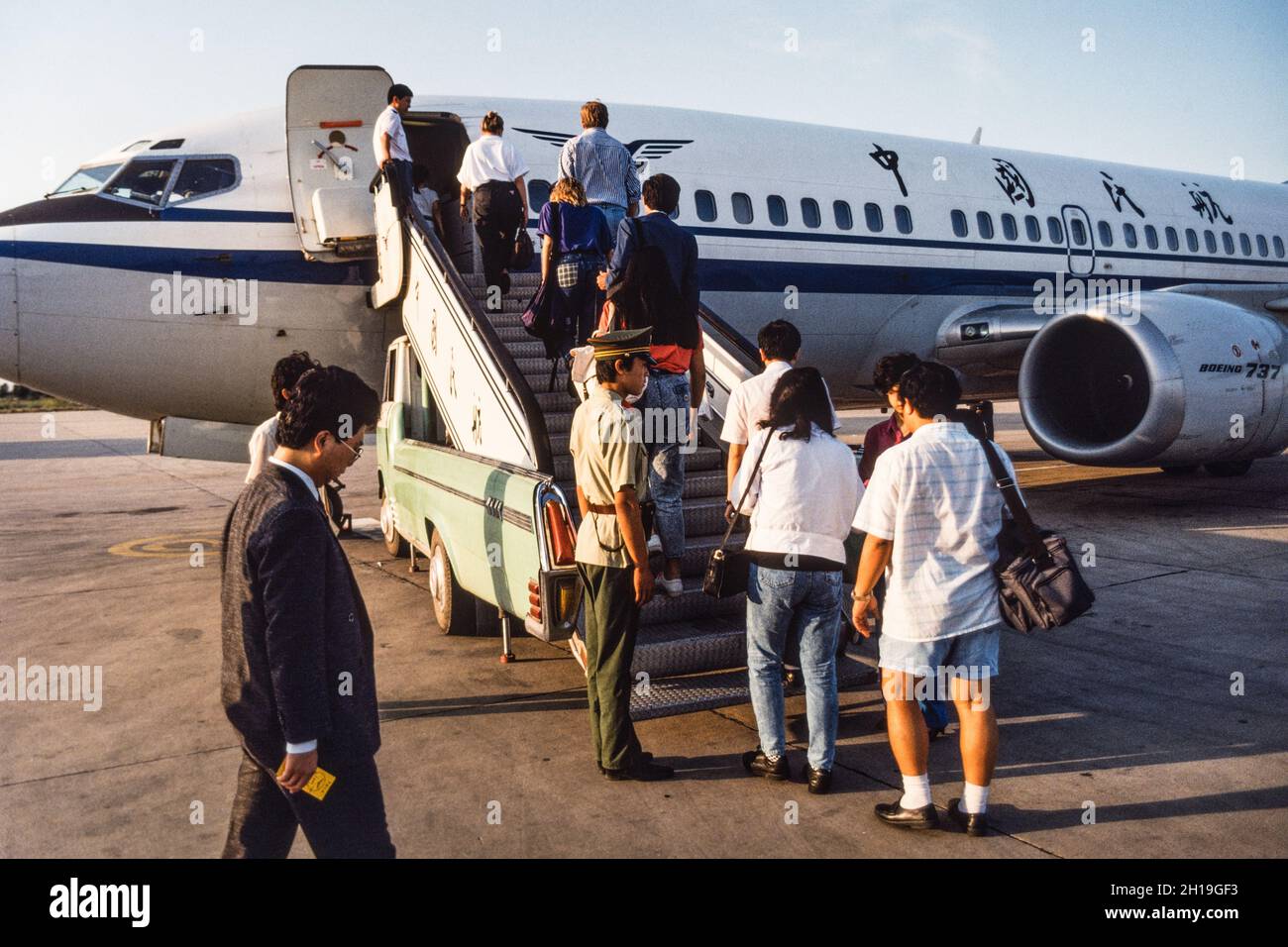 I turisti si imbarcaranno su un C.A.C. cinese China Airlines Boeing 737 presso l'aeroporto di Tianjin, Cina. Foto Stock