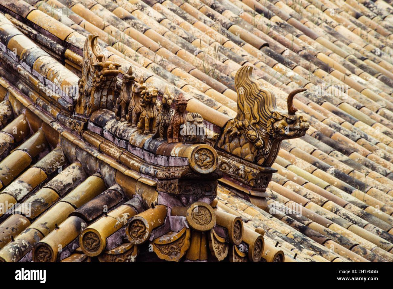 Un drago e altre bestie mitiche sul tetto in tegole di un edificio nella Città Proibita, Pechino, Cina. Foto Stock