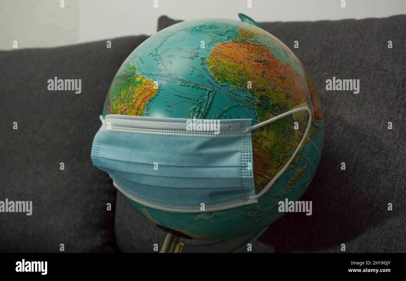 Una sfera del globo che indossa una maschera facciale Foto Stock