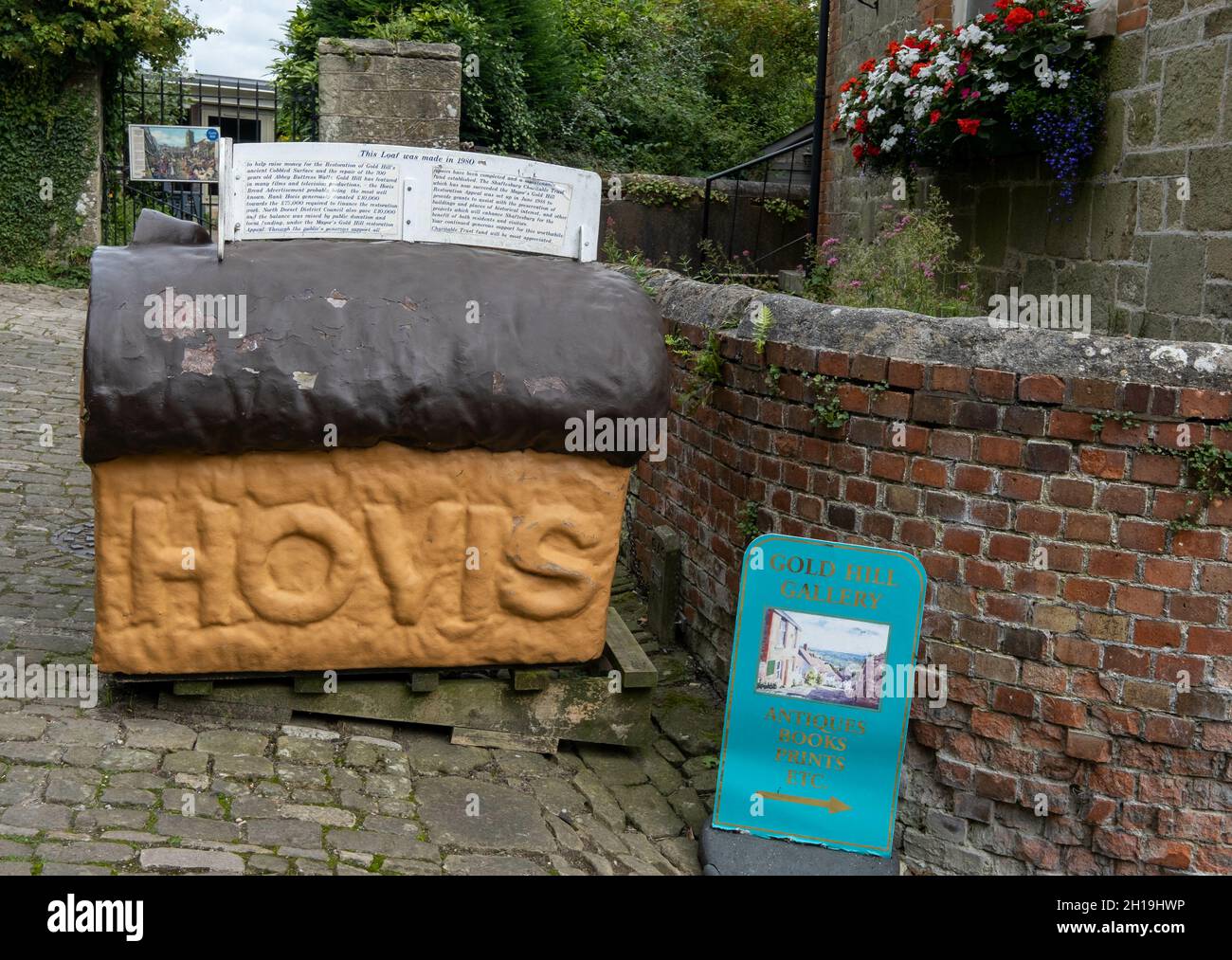 SHAFTSBURY, REGNO UNITO - 20 ago 2021: Un modello di una pagnotta Hovis in cima alla collina d'oro, Shaftsbury, dove il commercio è stato girato Foto Stock