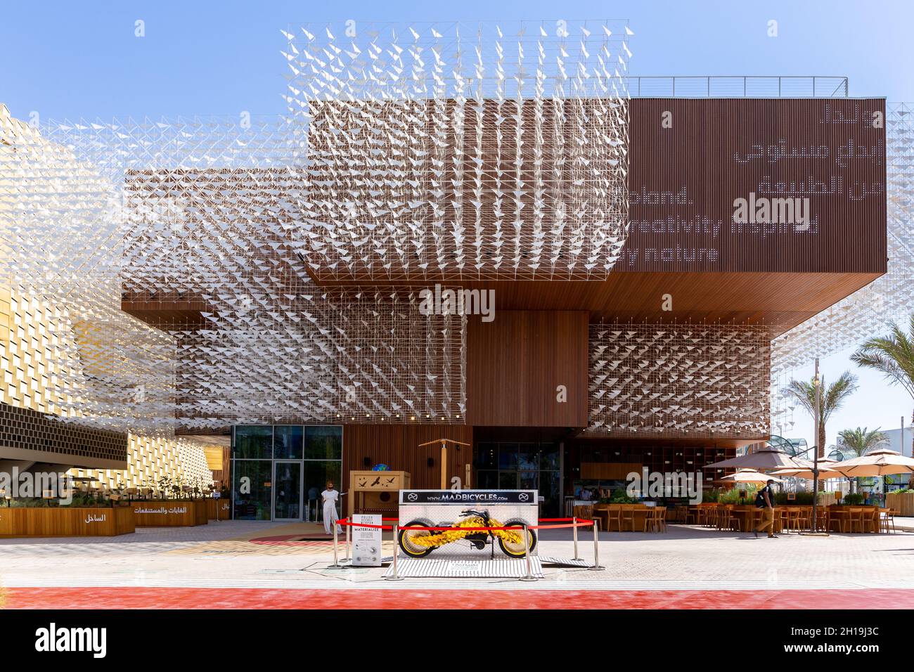 Dubai, Emirati Arabi Uniti, 17.10.2021. Il Padiglione Nazionale Poland al sito Expo 2020 di Dubai, con facciata in legno coperta da sculture che rappresentano uccelli volanti. Foto Stock