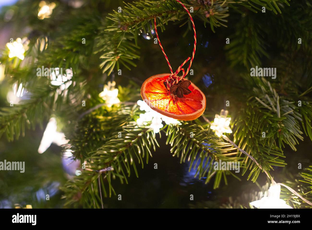 Decorazione alternativa dell'albero di Natale, fette di arancio secche, rende perfetto eco zero decorazione dei rifiuti Foto Stock