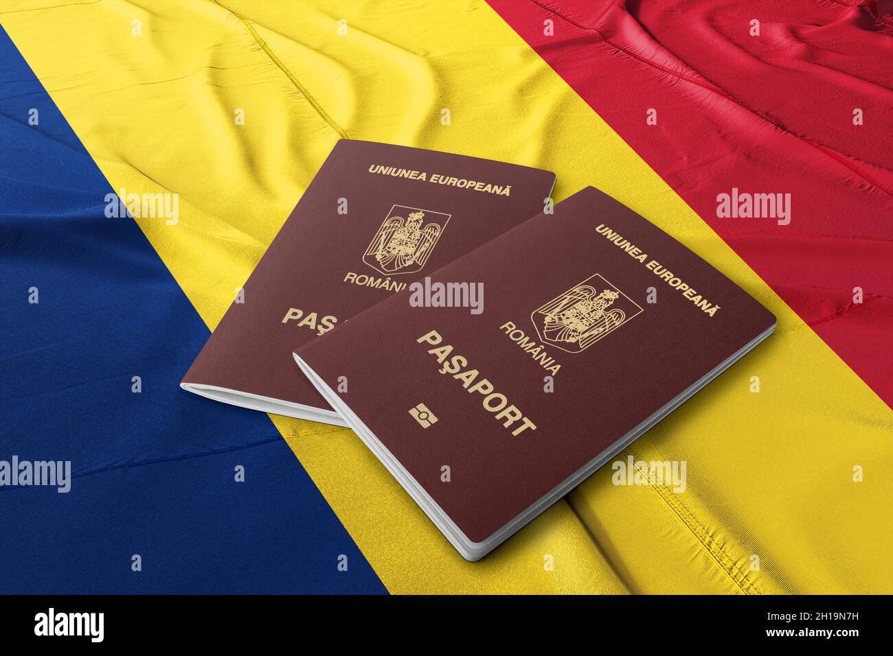 Passaporto della Romania sulla bandiera rumena, il passaporto rumeno è un documento di viaggio internazionale rilasciato ai cittadini della Romania Foto Stock